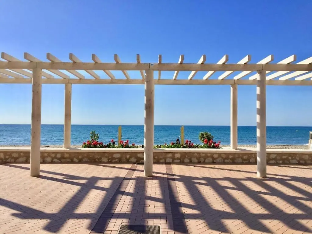 Central & Quite 2Bdr Beachfront فوينخيرولا 0*,  إسبانيا