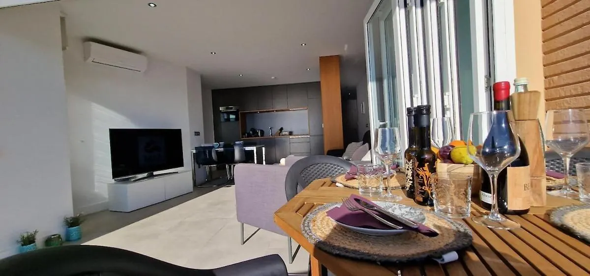 Central & Quite 2Bdr Beachfront فوينخيرولا