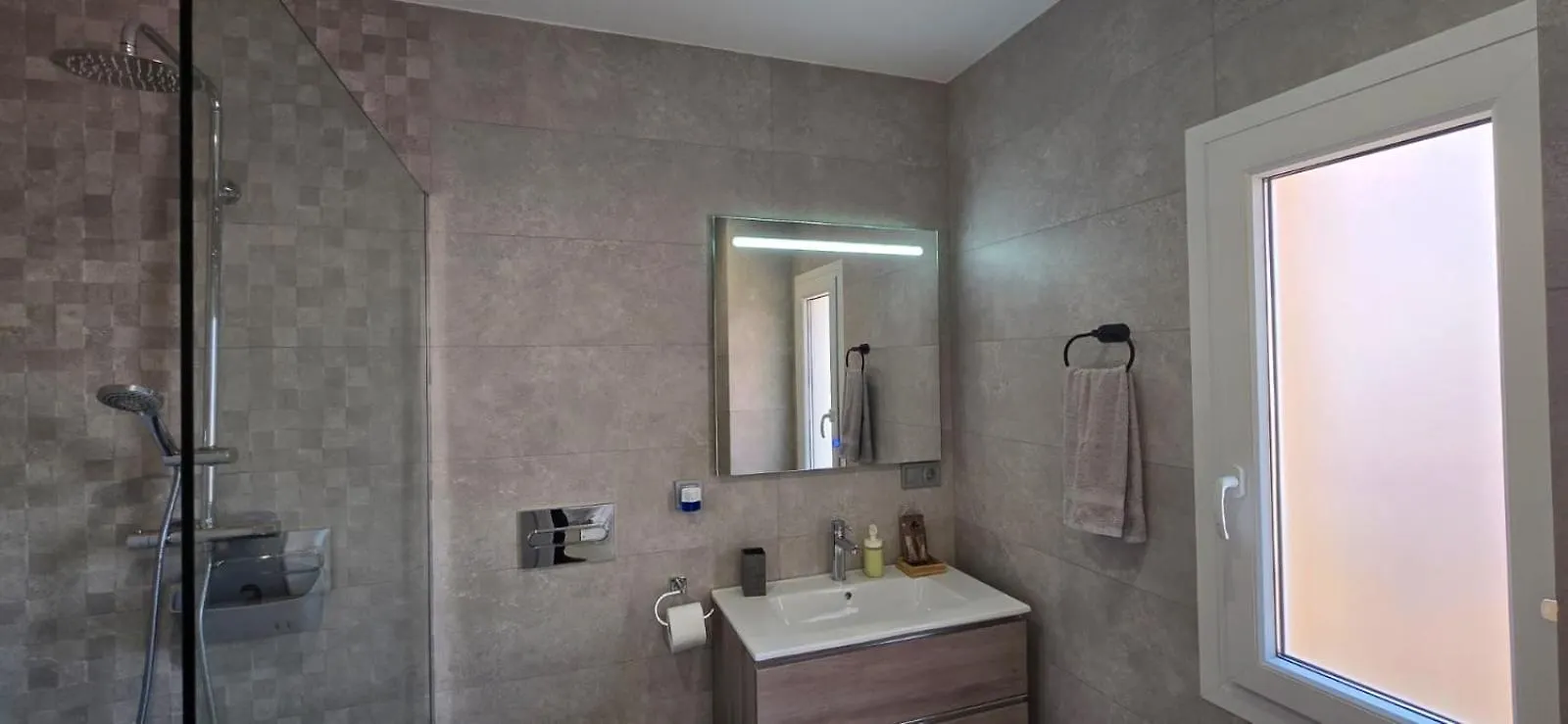Central & Quite 2Bdr Beachfront فوينخيرولا شقة
